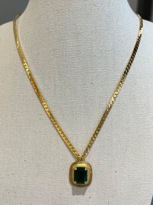 Collier pendentif mi-long pierre verte  Satellite